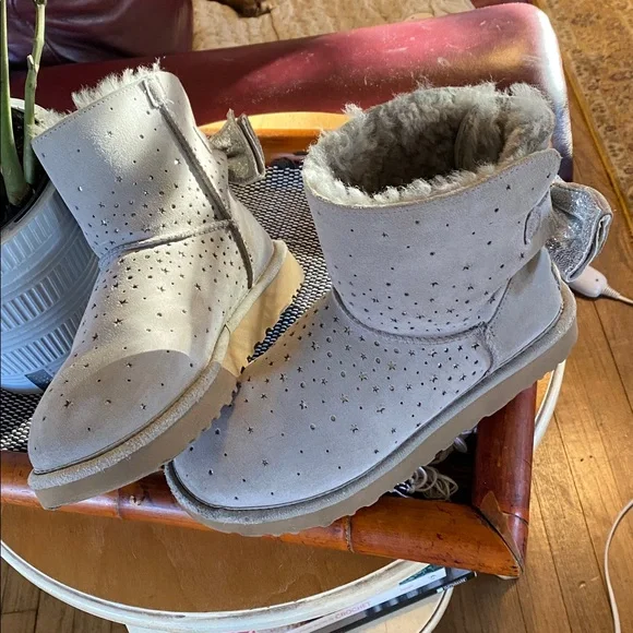 Like NEW. UGGS! Bow Booties. Silver/gray/glitz in stars/bow. Worn 3 hours. Sz 8 - Picture 1 of 6